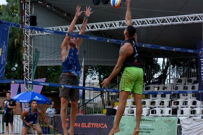 El paraguayo Giuliano Massare (22 años) intenta tapar el remate adversario ante al mirada de su dupla Gonzalo Melgarejo (23).
