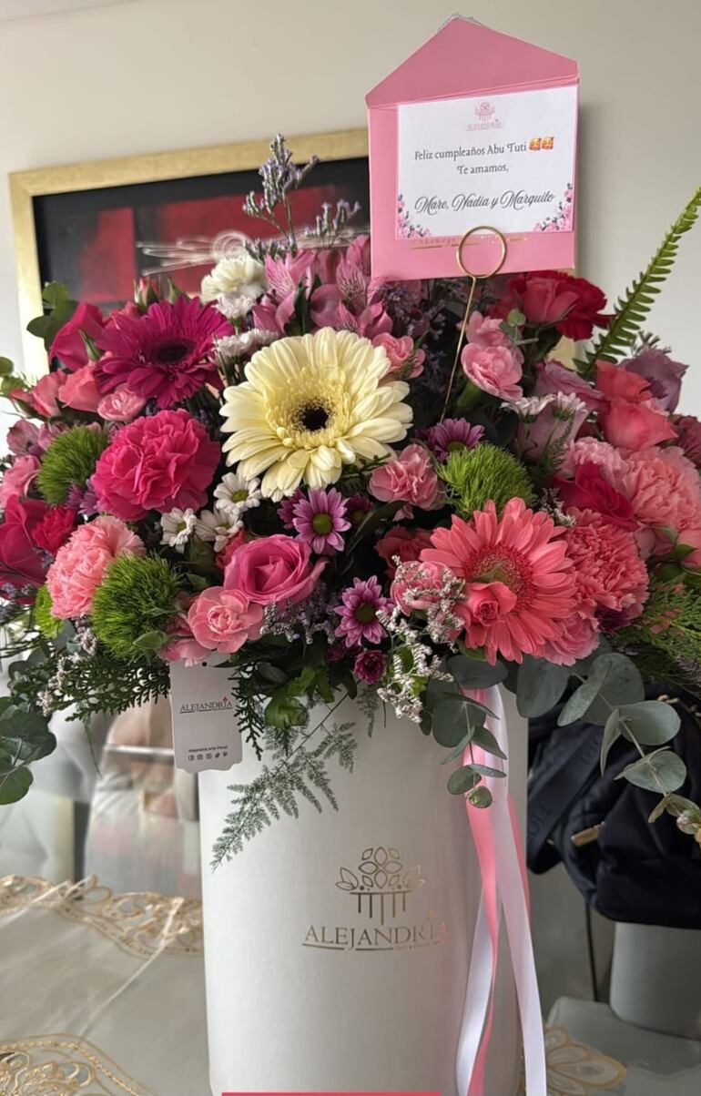 Las hermosas flores que Nadia Ferreira, Marc Anthony y Marquito enviaron a Ludy Ferreira. (Captura de la historia de Instagram de Nadia Ferreira)