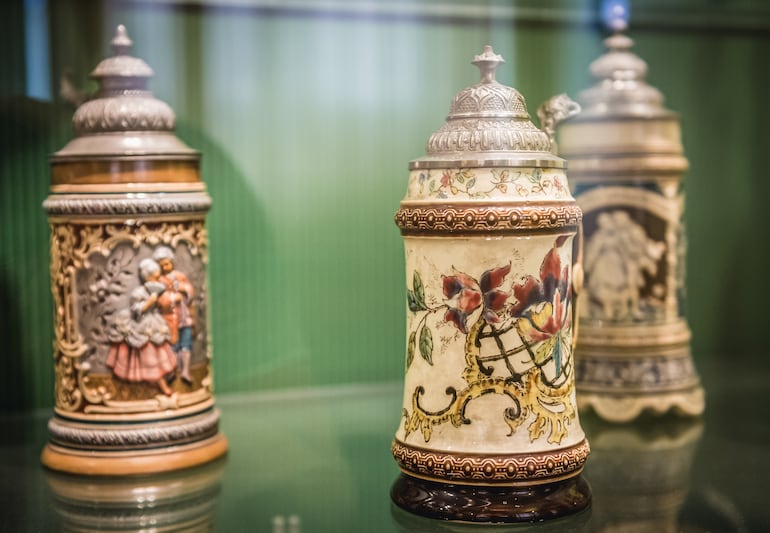 Pilsen, República Checa. Taza de cerveza en una exposición en el Museo de la Cervecería.