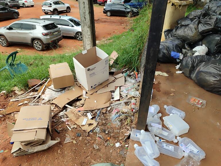 Así se ven los residuos a metros del estacionamiento de personales del hospital.
