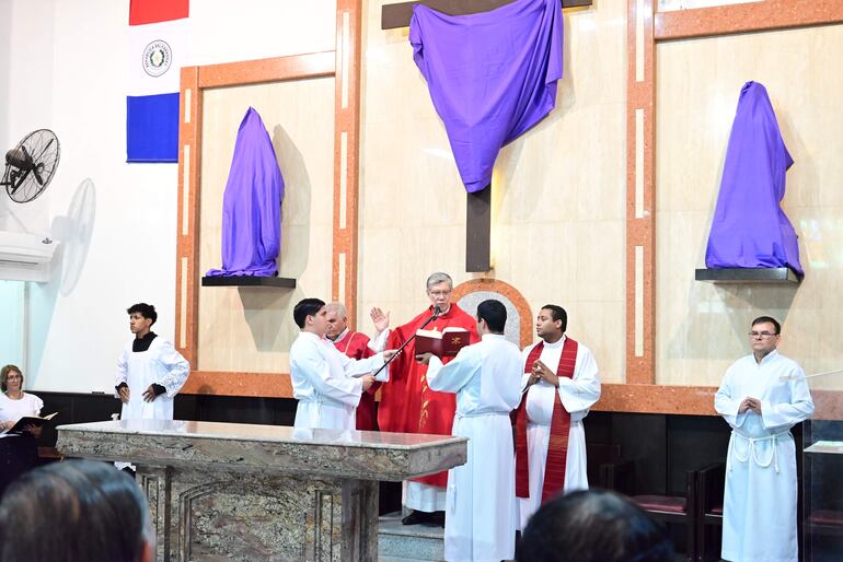 El padre Óscar González presidió la celebración junto con el vicario padre Pedro Vargas y el diácono Carlos Candia. 