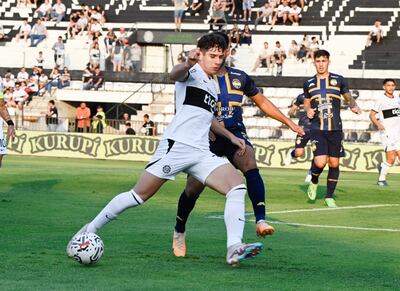 Aaron Páez (Olimpia) pelea el balón con César Benítez (Trinidense), en Para Uno.
