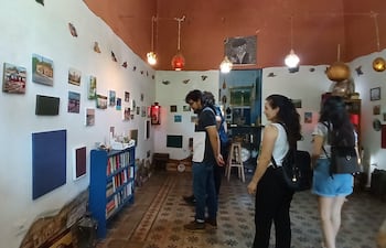 personas observando obras artisticas en pintura