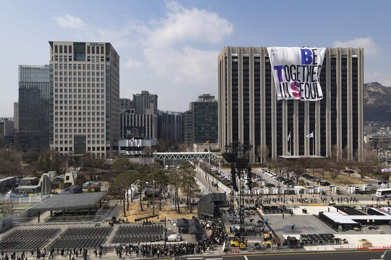 El show de mañana, que marcará el regreso de BTS, será al aire libre en Gwanghwamun Square en Seúl.