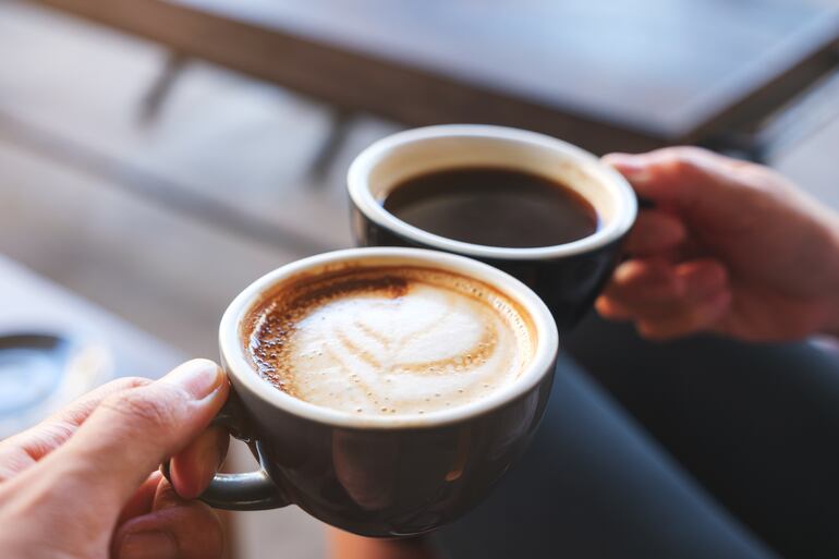 Consumir café.