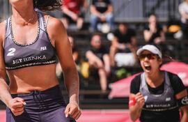 Efusivo festejo de Giuliana Poletti más atrás festeja su dupla Michelle Valiente.