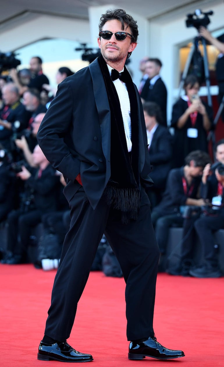 Jonathan Bailey llegó así de fachero y levantó suspiros en la ceremonia inaugural de la edición número 83 del Festival de Cine de Venecia. (EFE/EPA/ETTORE FERRARI)
