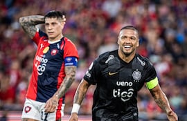 El capitán franjeado, Richard Ortiz sale a festejar el tanto que le dio el triunfo a Olimpia en el Superclásico del fútbol paraguayo, ante el lamento del capitán de Cerro Porteño, Juan Manuel Iturbe. (Foto: @elClubOlimpia)