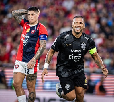 El capitán franjeado, Richard Ortiz sale a festejar el tanto que le dio el triunfo a Olimpia en el Superclásico del fútbol paraguayo, ante el lamento del capitán de Cerro Porteño, Juan Manuel Iturbe. (Foto: @elClubOlimpia)