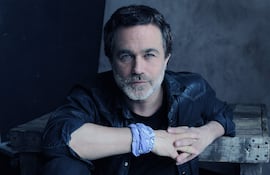 Gastón Pauls en trajes casuales, interactuando con la audiencia en una atmósfera festiva.