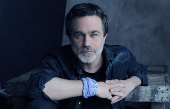 Gastón Pauls en trajes casuales, interactuando con la audiencia en una atmósfera festiva.