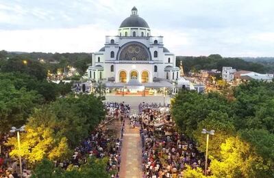 El entorno de lo que comenzó como un oratorio para la devoción a la Virgen de Caacupé se transformó en una gran ciudad que actualmente es reconocida como la "Capital espiritual de la República".
