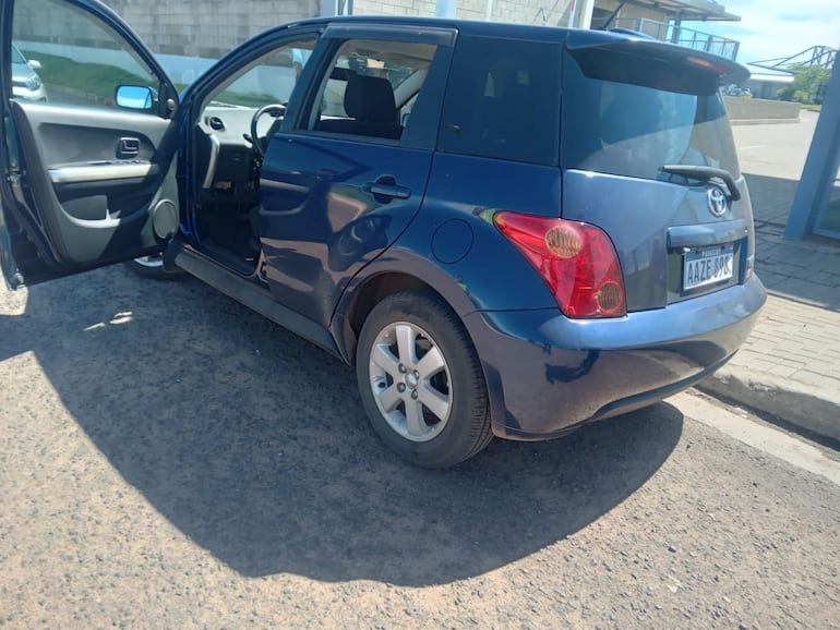 Automóvil Toyota IST azul recuperado durante el exitoso operativo policial.