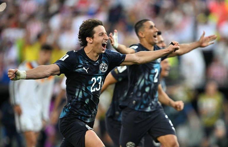 Matías Galarza, en primer plano, celebra el haber metido un penal en el partido contra Alemania. 