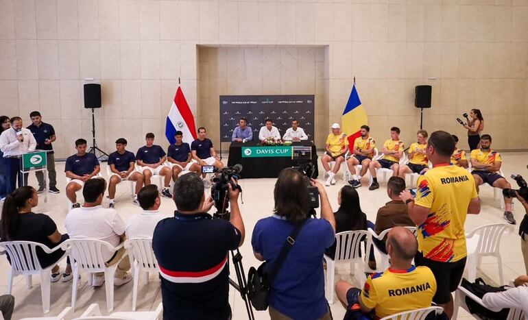 Ceremonia de sorteo del orden de los partidos para la primera jornada entre Paraguay y Rumania, que se cumplió este jueves en el CIT. Foto: Gentileza APT.