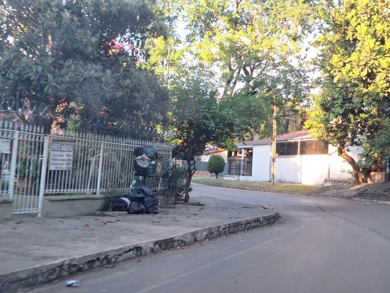Vecinos del barrio Itay de Asunción reclaman falta de recolección de basura.