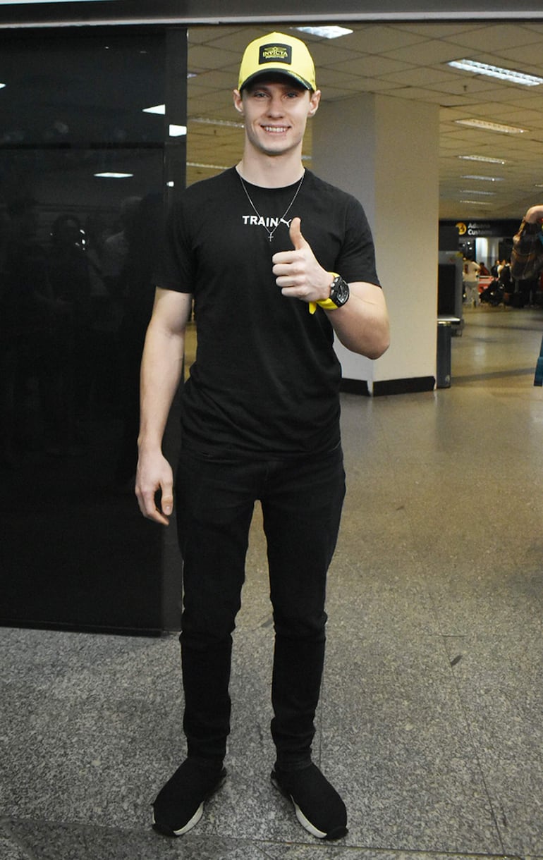 Todo OK Joshua? Ok, contestó con este tradicional gesto. Ojalá sea una gran temporada 2026 junto equipo Invicta Racing.