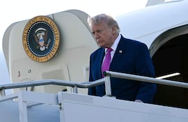 Donald Trump, presidente de Estados Unidos, desciende del Air Force One, el avión presidencial.