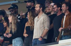 Taylor Swift junto a Ryan Reynolds y Hugh Jackman estuvieron en la tribuna en el juego entre Kansas City Chiefs y New York Jets en el MetLife Stadium.