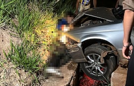 Un joven quedó atrapado entre un vehículo y la vereda, en un confuso accidente.