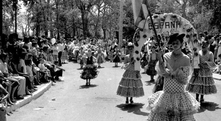 Uno de los corsos de las flores celebrados en el Parque Caballero, décadas atrás, para la llegada de la primavera.