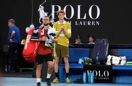 Jannik Sinner, en el fondo aplaudiendo para despedir a su rival, el francés Hugo Gaston, quien se retiró por lesión.
