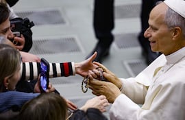El papa León XIV saluda a los feligreses durante una audiencia general en el Vaticano.