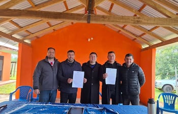 Firma del acuerdo entre Yo Creo y el PLRA en Yhú.