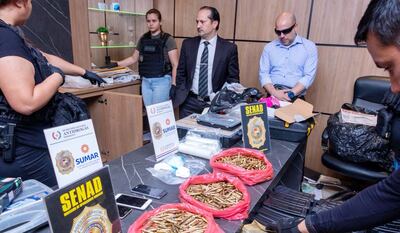 El ministro de la Senad, Jalil Amir Rachid Segovia (de traje), y el fiscal de Narcotráfico de Central, Ranulfo Arnaldo Venialgo (con lentes), durante la operación Conexión CV en Lambaré.