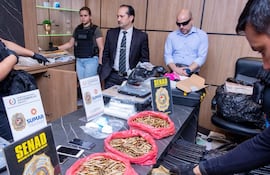 El ministro de la Senad, Jalil Amir Rachid Segovia (de traje), y el fiscal de Narcotráfico de Central, Ranulfo Arnaldo Venialgo (con lentes), durante la operación Conexión CV en Lambaré.