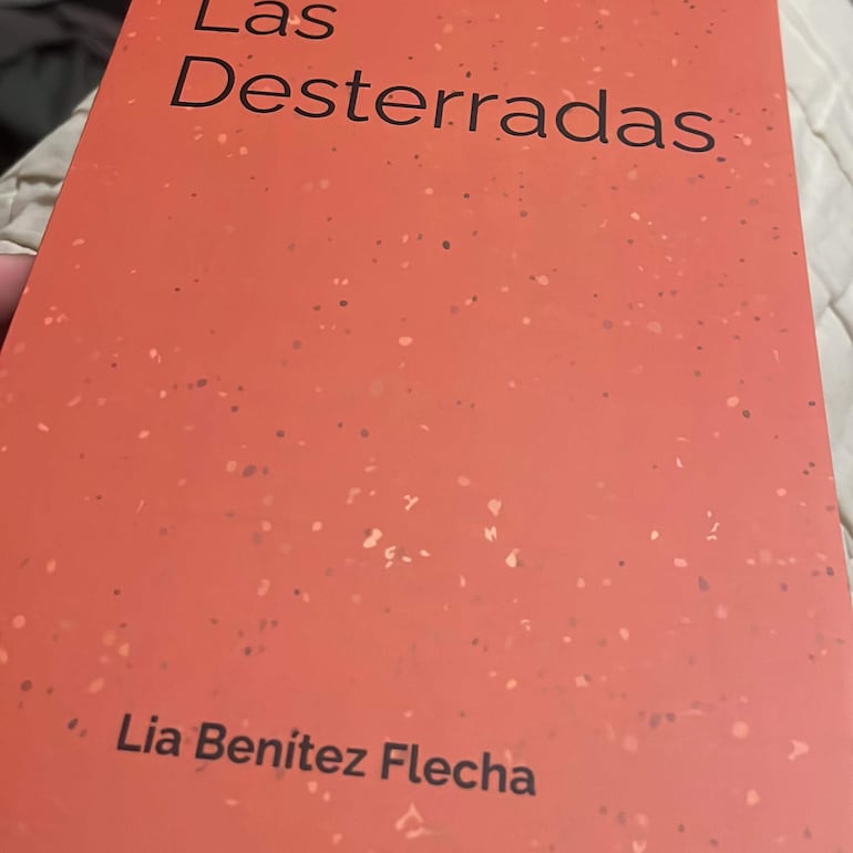 Portada del libro 'Las Desterradas' de Lía Benítez Flecha, en color naranja con diseño irregular.