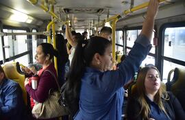 Buses repletos ante reguladas.
