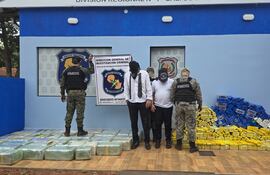 Detectan ómnibus con más de 1.300 kilos de marihuana, ocultos en un doble fondo, en la localidad de Corpus Christi.