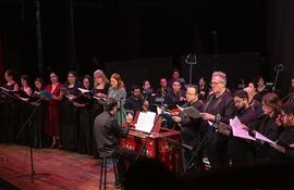 El ensamble completo de agrupaciones, coro y solistas, durante el concierto ofrecido anoche en el Teatro Municipal.