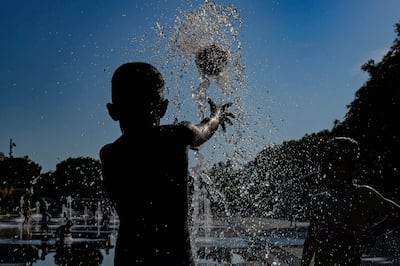 Niños juegan en una fuente en Niza, Francia.