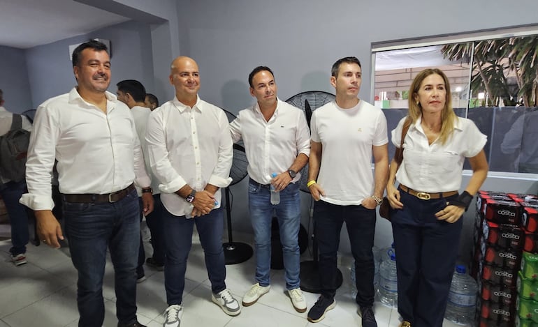 Blas Reguera (c), candidato a presidente de Cerro Porteño, en el PC del Movimiento Cerro Primero antes de las votaciones en La Nueva Olla.