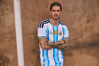 Fotografía cedida por Adidas que muestra al jugador de la selección Argentina de fútbol, Rodrigo De Paul, posando con la nueva camiseta presentada este miércoles, que será usada en el Mundial 2026 de Estados Unidos, Canadá y México.