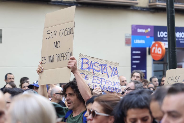 Un momento de la manifestación en las calles de Zaragoza reivindicando la vivienda como derecho tras el rechazo del Congreso de las propuestas de vivienda del Gobierno.