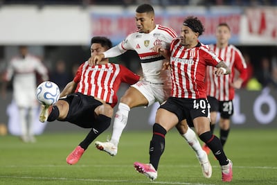 Santiago Núñez (i) y Eros Mancuso (d) de Estudiantes disputan el balón con Samuel Lino de Flamengo este jueves, en un partido de semifinales de la Copa Libertadores entre Estudiantes L.P. y Flamengo en el estadio Jorge Luis Hirschi en La Plata (Argentina).