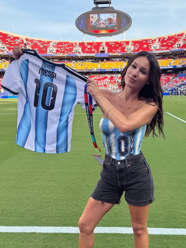 Pampita Ardohain con su impactante look y la camiseta número 10 en las manos. (Instagram/Pampita)