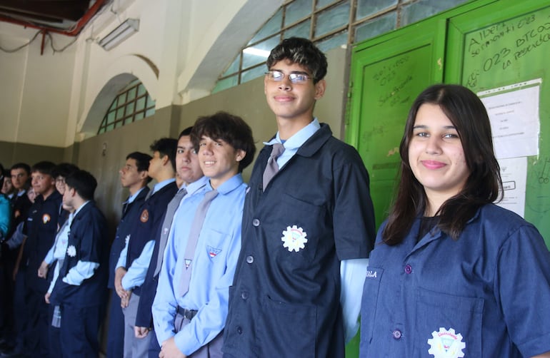 Estudiantes del bachillerato técnico de la Escuela Nacional de Comercio No. 1 'Alfonso B. Campos' durante la inauguración del laboratorio, en Asunción.
