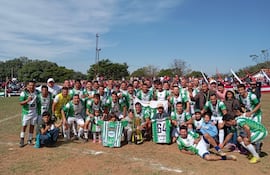 Formación de jugadores, cuerpo técnico, directiva y simpatizantes del club Sportivo Ysypoyu, bicampeón de la Liga Emboscadeña de Deportes.
