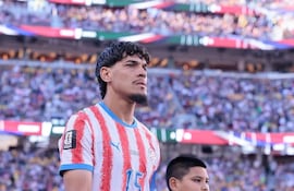 El zaguero central y capitán, Gustavo Gómez ingresando al campo de juego, para afrontar el duelo ante Australia, por la tercera fecha del Grupo D del Mundial 2026.