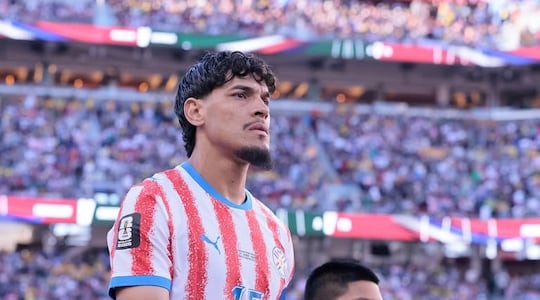 El zaguero central y capitán, Gustavo Gómez ingresando al campo de juego, para afrontar el duelo ante Australia, por la tercera fecha del Grupo D del Mundial 2026.