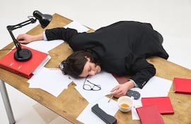 Mujer con cansancio y sueño en el trabajo.