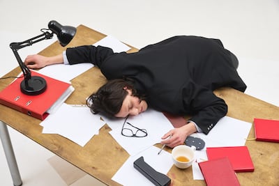 Mujer con cansancio y sueño en el trabajo.