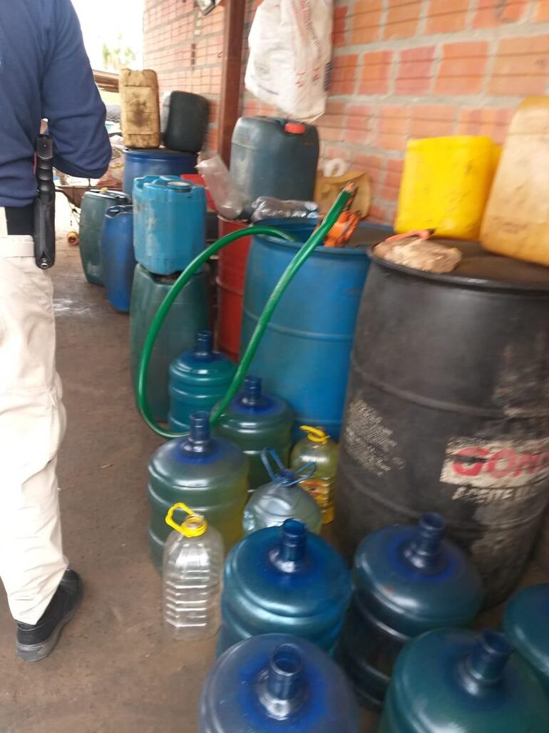 El combustible estaba almacenado en bidones.