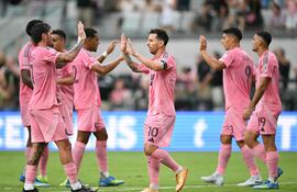 El delantero argentino del Inter Miami, Lionel Messi, celebra con sus compañeros tras anotar un gol durante un partido de fútbol de la temporada regular de la Major League Soccer (MLS) entre el Inter Miami CF y el Portland Timbers en el Nu Stadium en Miami, Florida.