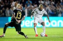 Lyanco intenta bloquear el disparo de Gabigol, durante el partido de ida en el que Santos venció a Mineiro por 2-0.