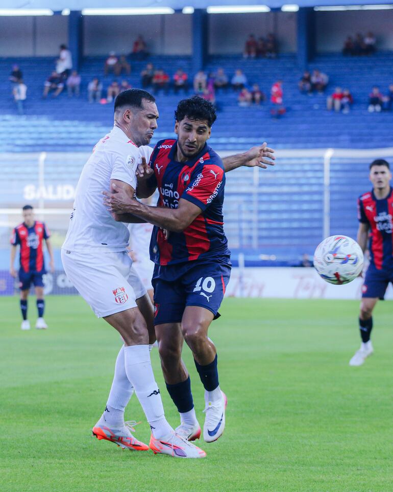 Disputa entre atacantes, Clementino González de General Caballero JLM va al cruce ante el ofensivo de Cerro Porteño, Cecilio Domínguez.